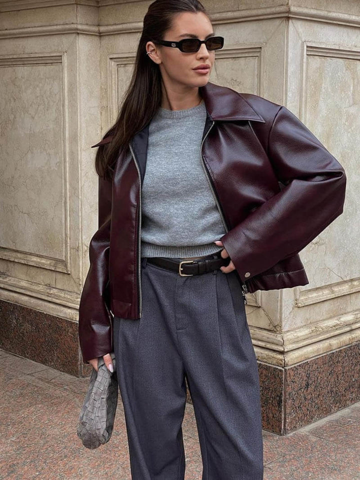 Elegant bordeaux dames bikerjack, stoer design. Combineert chique met edgy look. Ideale outwear.
