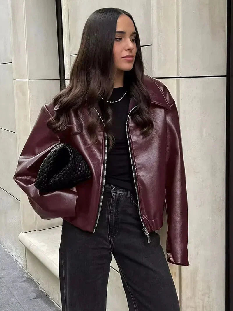 Vrouw draagt modieus bordeaux dames bikerjack. Stoer, elegant en chique voor casual & outwear.