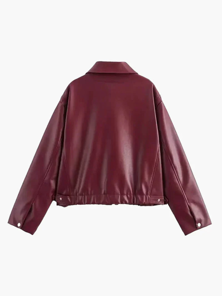 Trendy bordeaux damesjack, een stoer bikerjack met chique allure. Elegant en modieus. Nieuwe outwear.