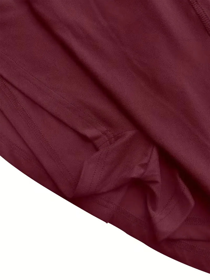 Trendy bordeaux slim fit dames short met comfortabele hoge taille, geschikt voor sportieve activiteiten en vrije tijd.