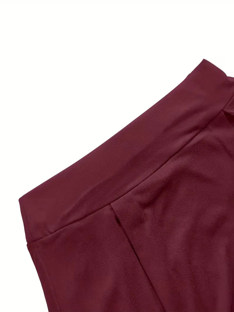 Comfortabele bordeaux dames short met hoge taille en slim fit. Ideaal voor een casual of sportieve lente/zomer outfit.