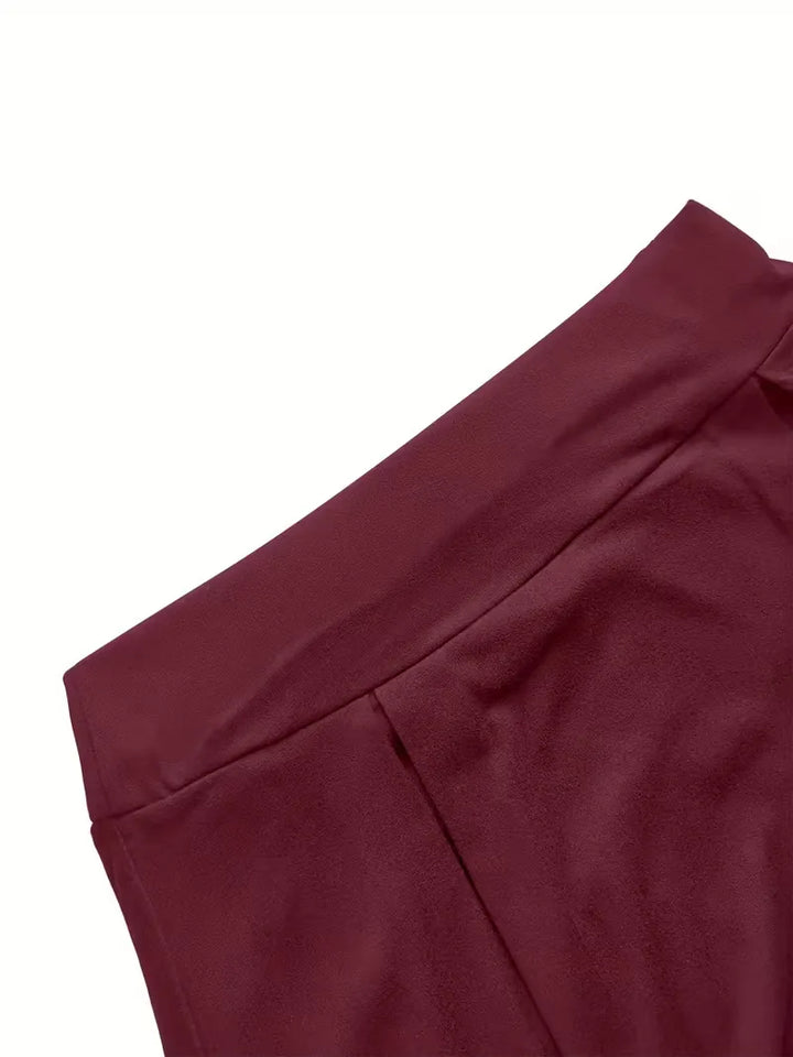 Comfortabele bordeaux dames short met hoge taille en slim fit. Ideaal voor een casual of sportieve lente/zomer outfit.