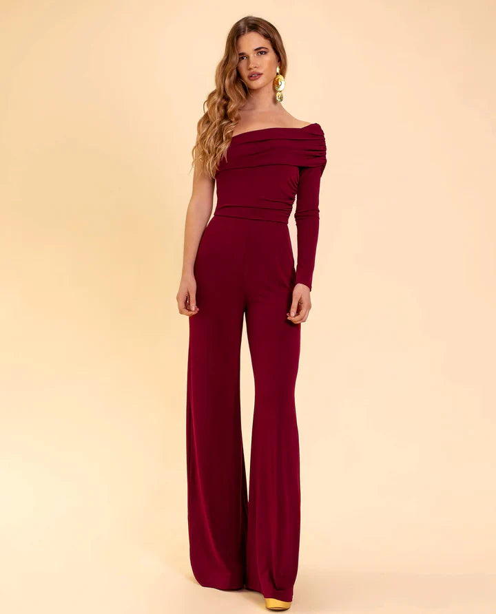 Dames bordeauxrode jumpsuit met elegante één schouder design, perfect voor feestelijke avondkleding.