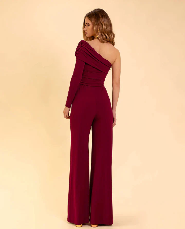 Elegante bordeauxrode jumpsuit voor dames met trendy één schouder ontwerp, stijlvolle avondkleding.