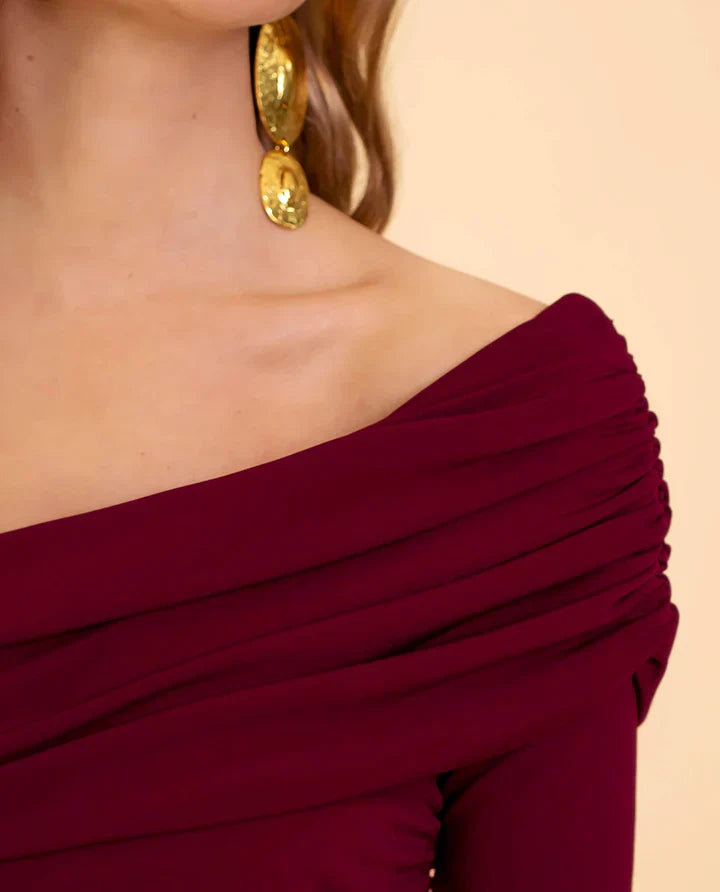 Stijlvolle bordeauxrode dames jumpsuit met één schouder, elegant en feestelijk voor elke gelegenheid.