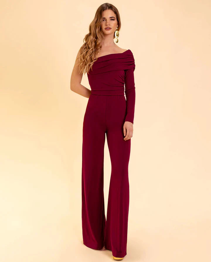 Luxe bordeauxrode één schouder jumpsuit voor dames, modieuze keuze voor een feestelijke avond.