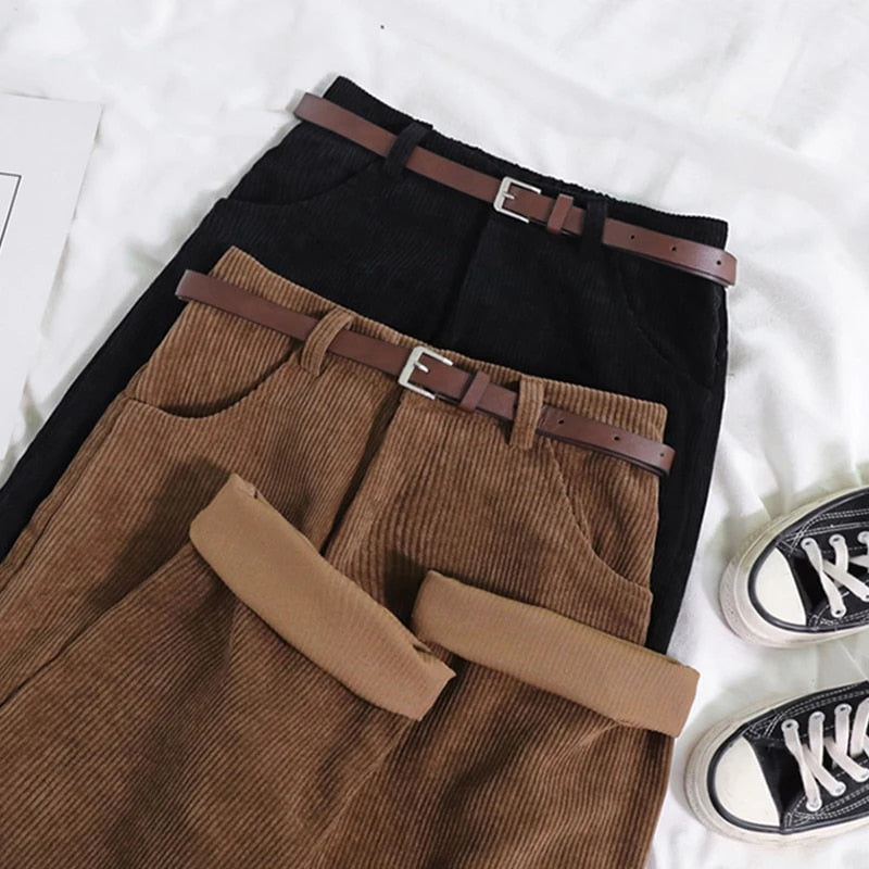 Dames bruine corduroy broek met hoge taille en wijde pijpen, perfect voor herfst/wintermode.