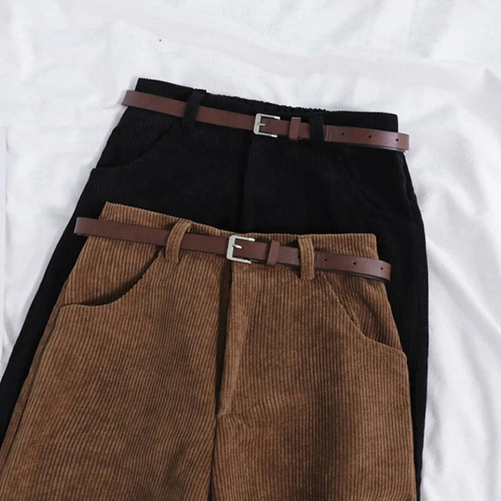 Zwarte dames corduroy broek met relaxte pasvorm en wijde pijpen, comfortabel en stijlvol.