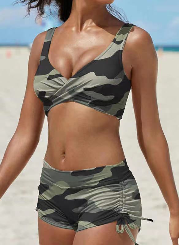 Dames camouflage bikini set met hoge taille short. Tweedelige sportieve badmode voor strand en zomer.