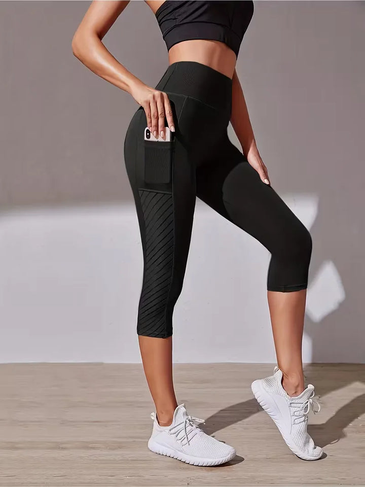 Stijlvolle dames capri legging, hoge taille, kanten inzet en comfortabele pasvorm, ook voor fitness.
