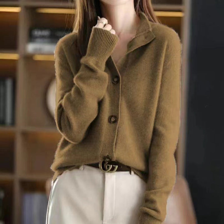 Close-up van de elegante knoopsluiting op een comfortabele dames cardigan. Perfect voor herfst/winter.