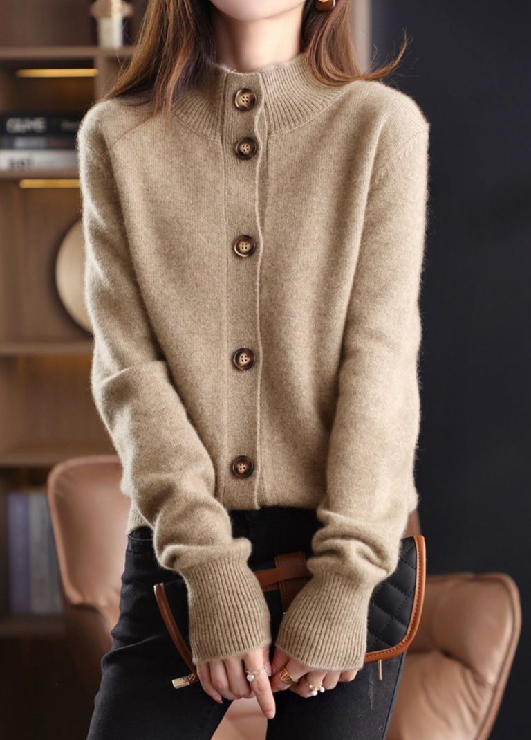 Zachte dames cardigan met knoopsluiting, comfortabele herfst/winter mode. Elegant en praktisch.