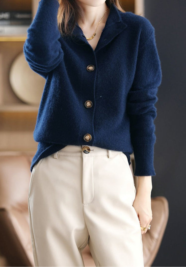 Dames cardigan, open gedragen, met elegante knoopsluiting. Comfortabele herfst/winter mode.