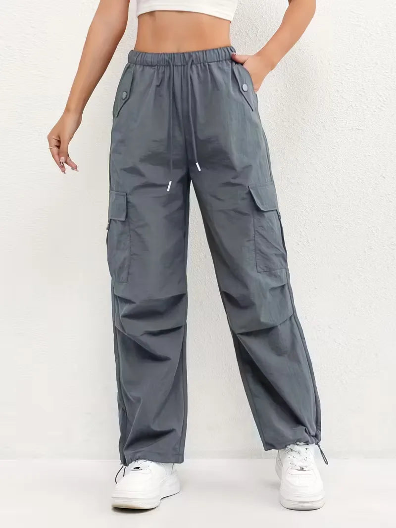 Dames cargo broek met hoge taille en rechte pijpen, perfect voor een casual en comfortabele look.