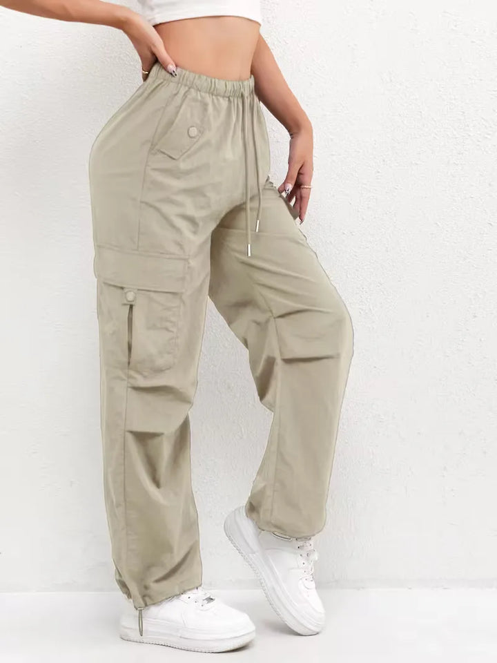 Veelzijdige dames cargo broek met hoge taille, rechte pijpen, geschikt voor casual en praktisch.