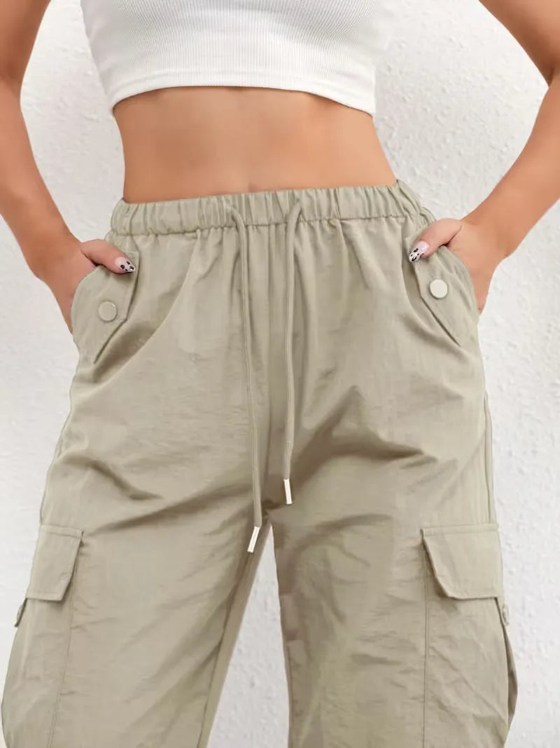 Dames cargo broek met hoge taille en rechte pijpen, een essentiële aanvulling op je garderobe.