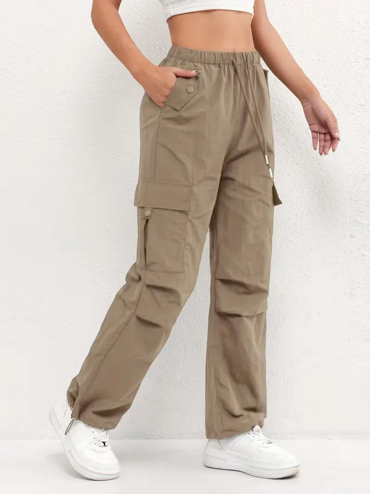 Dames cargo broek met flatterende hoge taille, rechte pijpen, comfortabel en stijlvol voor werk.