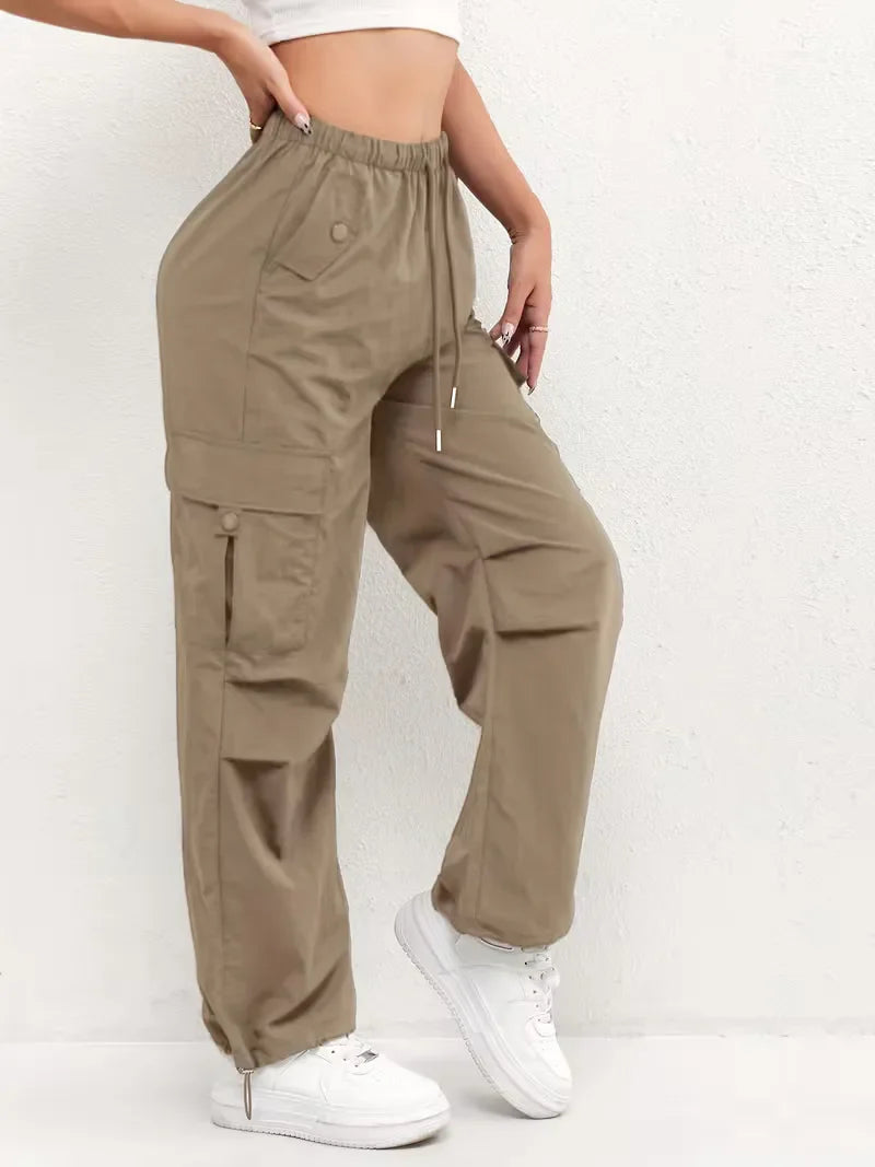 Praktische dames cargo broek met hoge taille, rechte pijpen, ideaal voor dagelijks gemak en stijl.