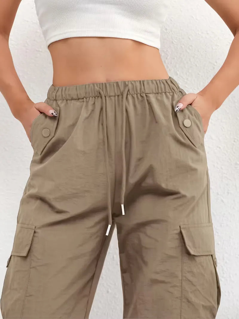 Duurzame dames cargo broek met hoge taille, rechte pijpen, comfortabel voor buitenactiviteiten.