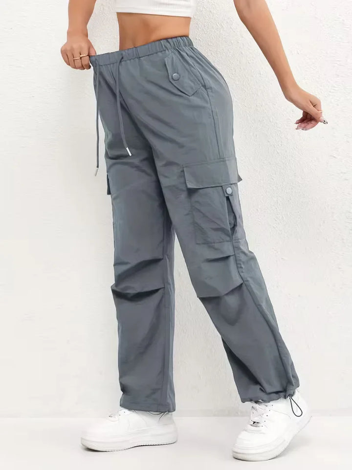 Stijlvolle dames cargo broek met hoge taille, rechte pijpen, ideaal voor lente, zomer en herfst.