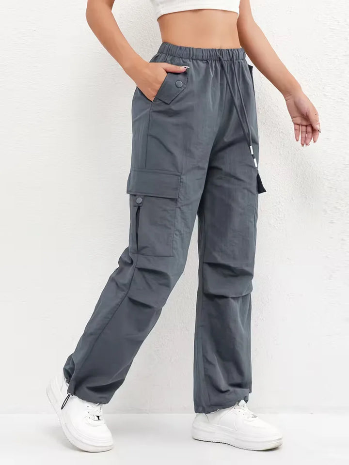 Comfortabele dames cargo broek met hoge taille en rechte pijpen, praktisch voor dagelijks gebruik.
