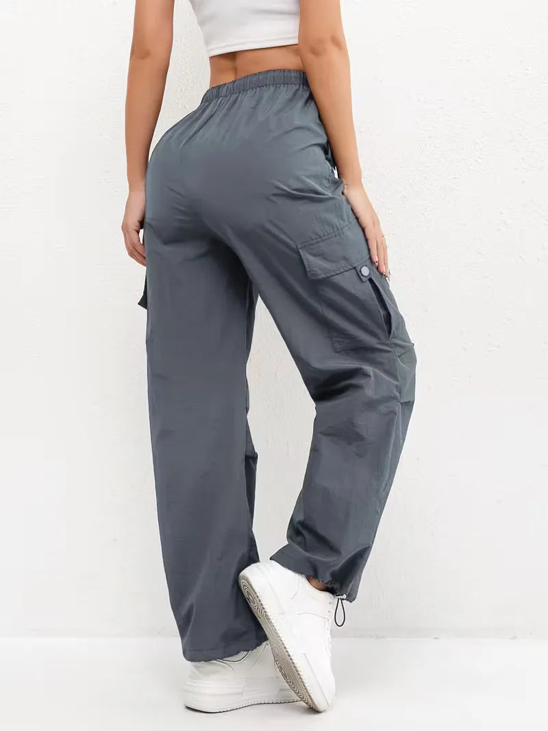 Dames cargo broek met hoge taille, rechte pijpen, perfect voor een relaxte maar trendy uitstraling.