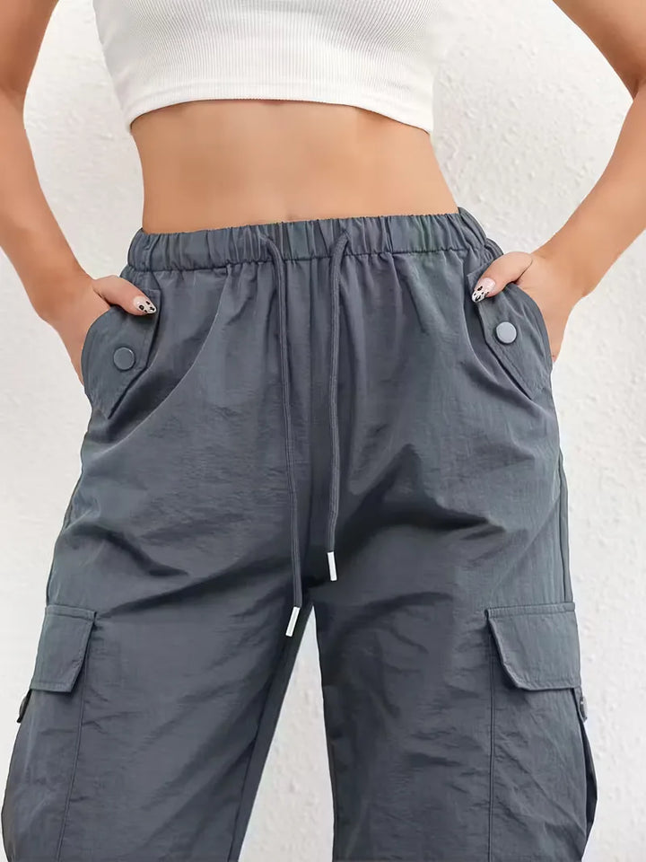 Praktische dames cargo broek met hoge taille en rechte pijpen, ideaal voor casual lente outfits.