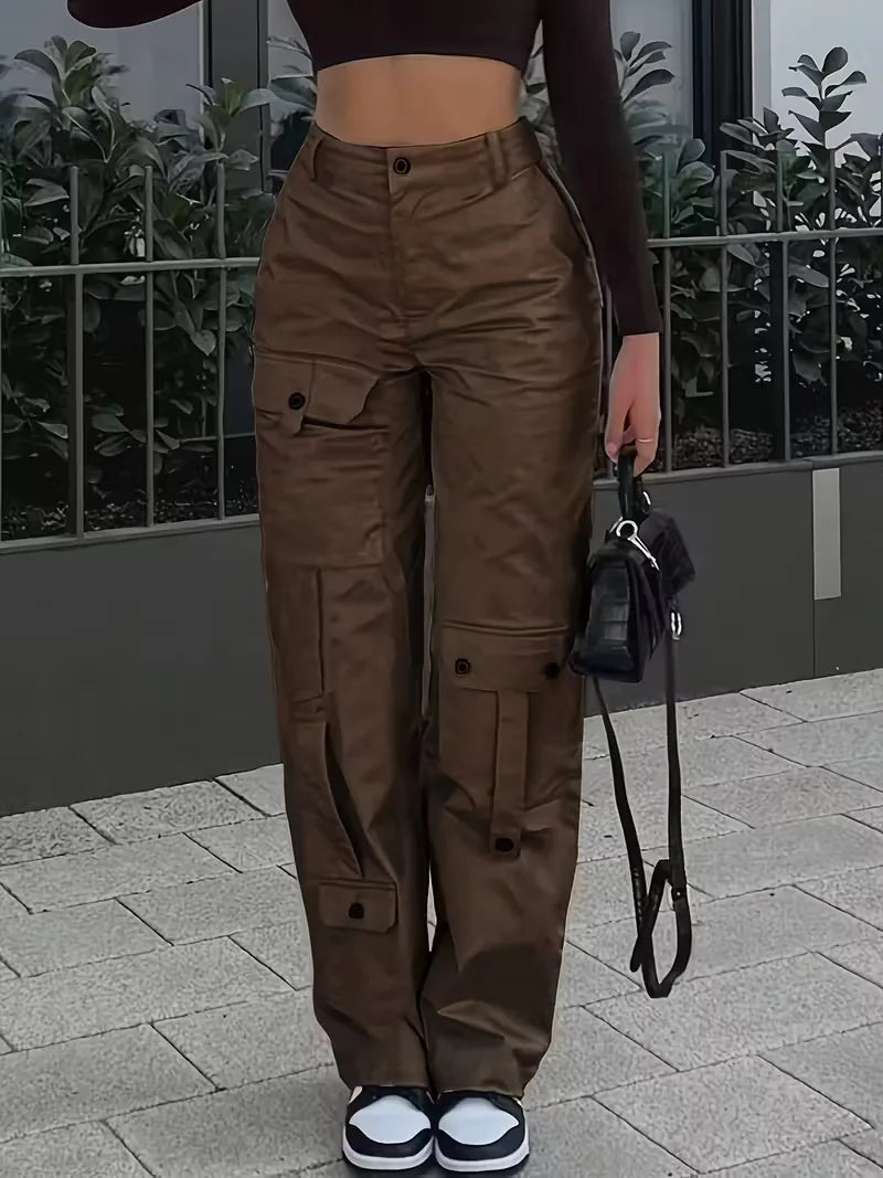 Dames cargo broek met hoge taille en straight leg pasvorm, ideaal voor een casual streetwear look.