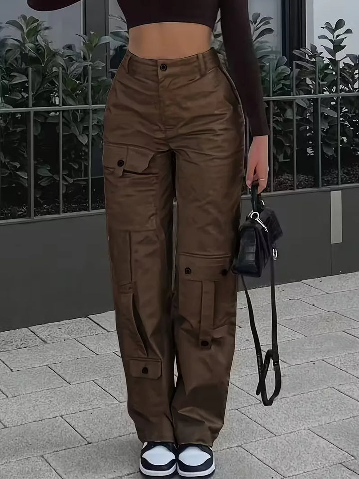 Dames cargo broek met hoge taille en straight leg pasvorm, ideaal voor een casual streetwear look.