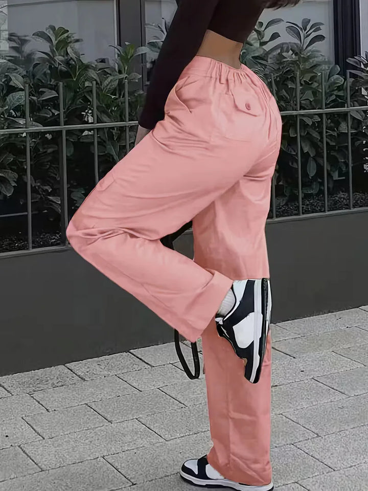 Hoge taille dames cargo broek met straight leg. Perfect voor een casual of streetwear ensemble.