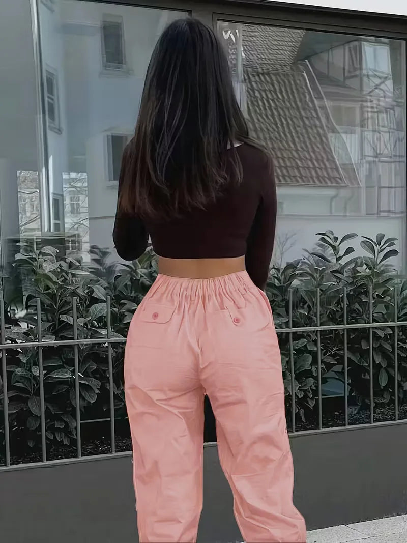 Trendy dames cargo broek met rechte pijp en hoge taille. Combineer hem casual of voor streetwear.