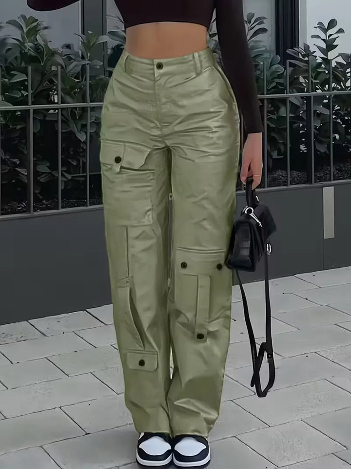 Dames cargo broek, straight leg, hoge taille. Essentieel voor een moderne, comfortabele herfst-look.