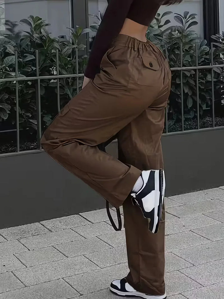 Modieuze dames cargo broek met hoge taille, straight leg en praktische zakken voor comfort.