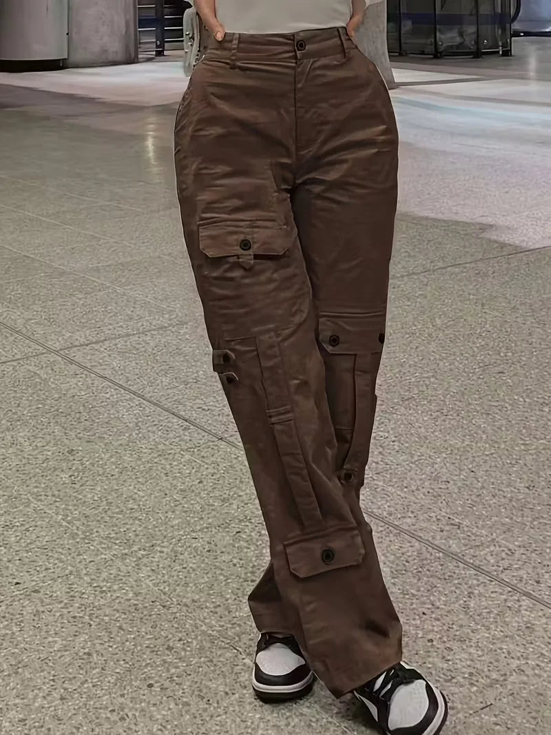 Streetwear dames cargo broek met straight leg, hoge taille en utility zakken. Modieus en functioneel.