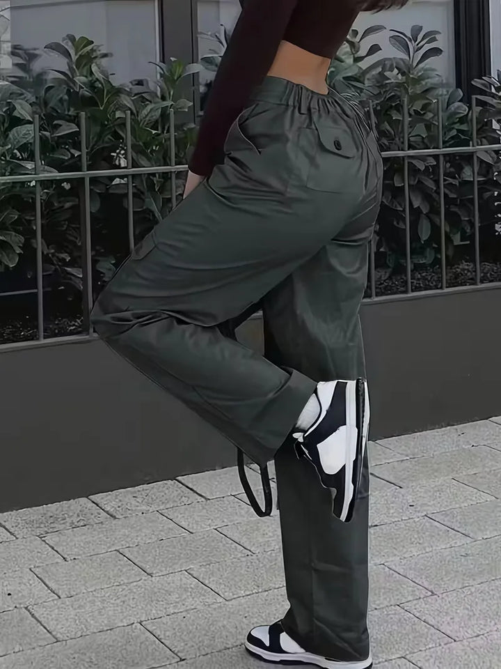 Functionele dames cargo broek, hoge taille, straight leg pasvorm. Perfect voor een modieuze winter outfit.