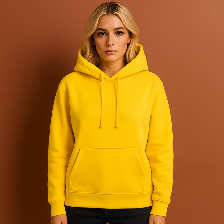 Vrouw ontspant in comfortabele casual hoodie, perfect voor thuis loungen of sportief onderweg.