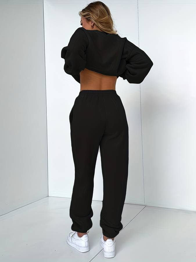 Zacht dames joggingpak, perfect voor loungewear. Comfortabele vrijetijdskleding met relaxte pasvorm.