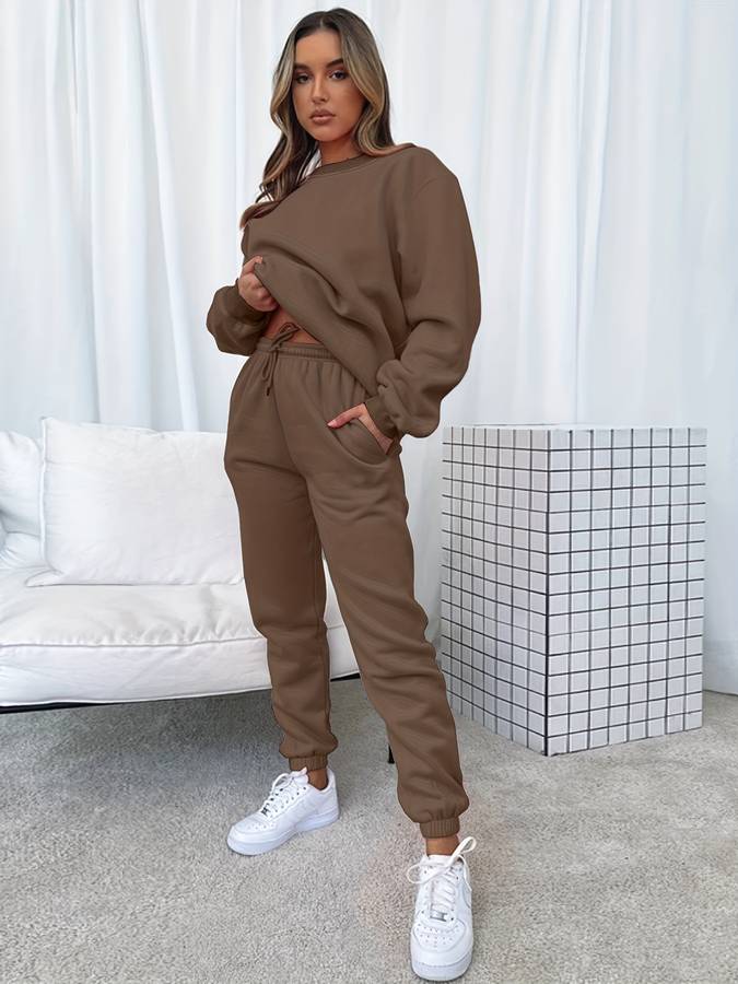 Modern dames casual joggingpak, modieuze vrijetijdskleding die comfort en stijl combineert.