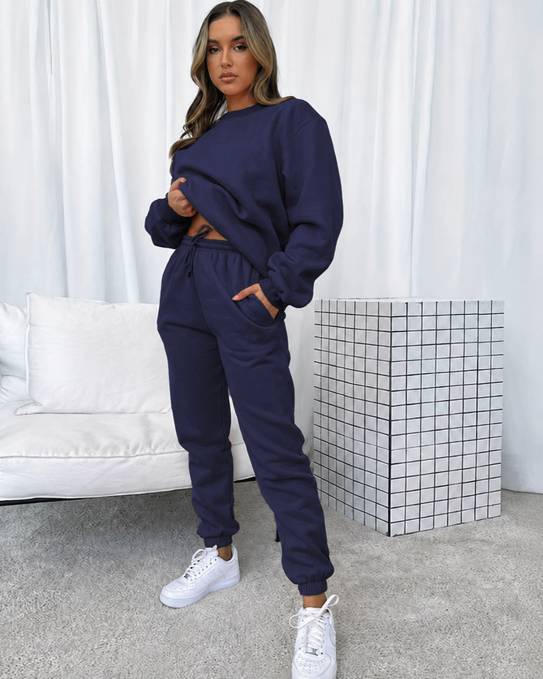 Vrouwen dragen comfortabel dames joggingpak, ideaal voor ontspanning en een casual, modieuze look.