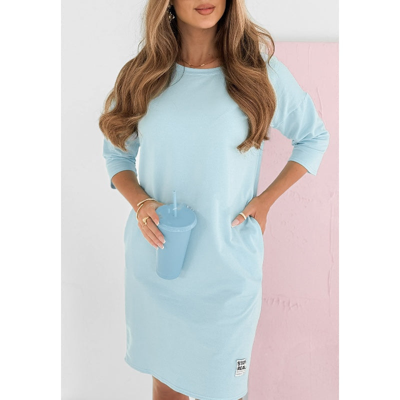 Gele casual damesjurk, 3/4-mouwen en mini lengte. Een veelzijdige zomerjurk met ronde hals en zakken.