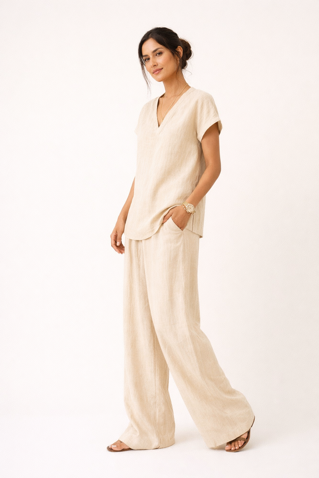 Detail van de ademende linnen stof van de casual tweedelige set voor dames, perfect voor zomercomfort.