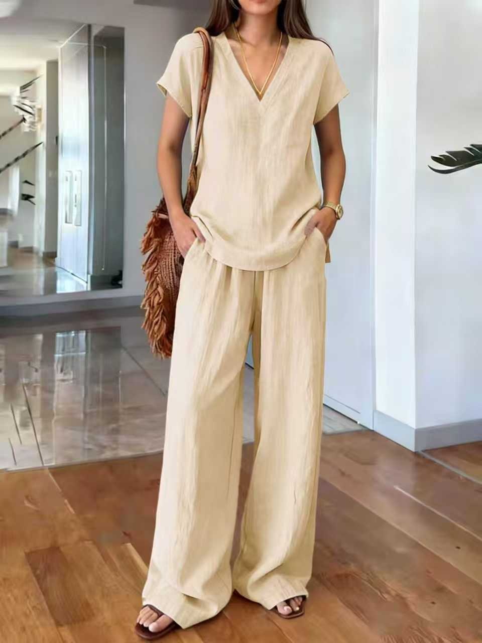 Volledige weergave van de casual linnen dames set, bestaande uit een V-hals blouse en comfortabele wijde broek.