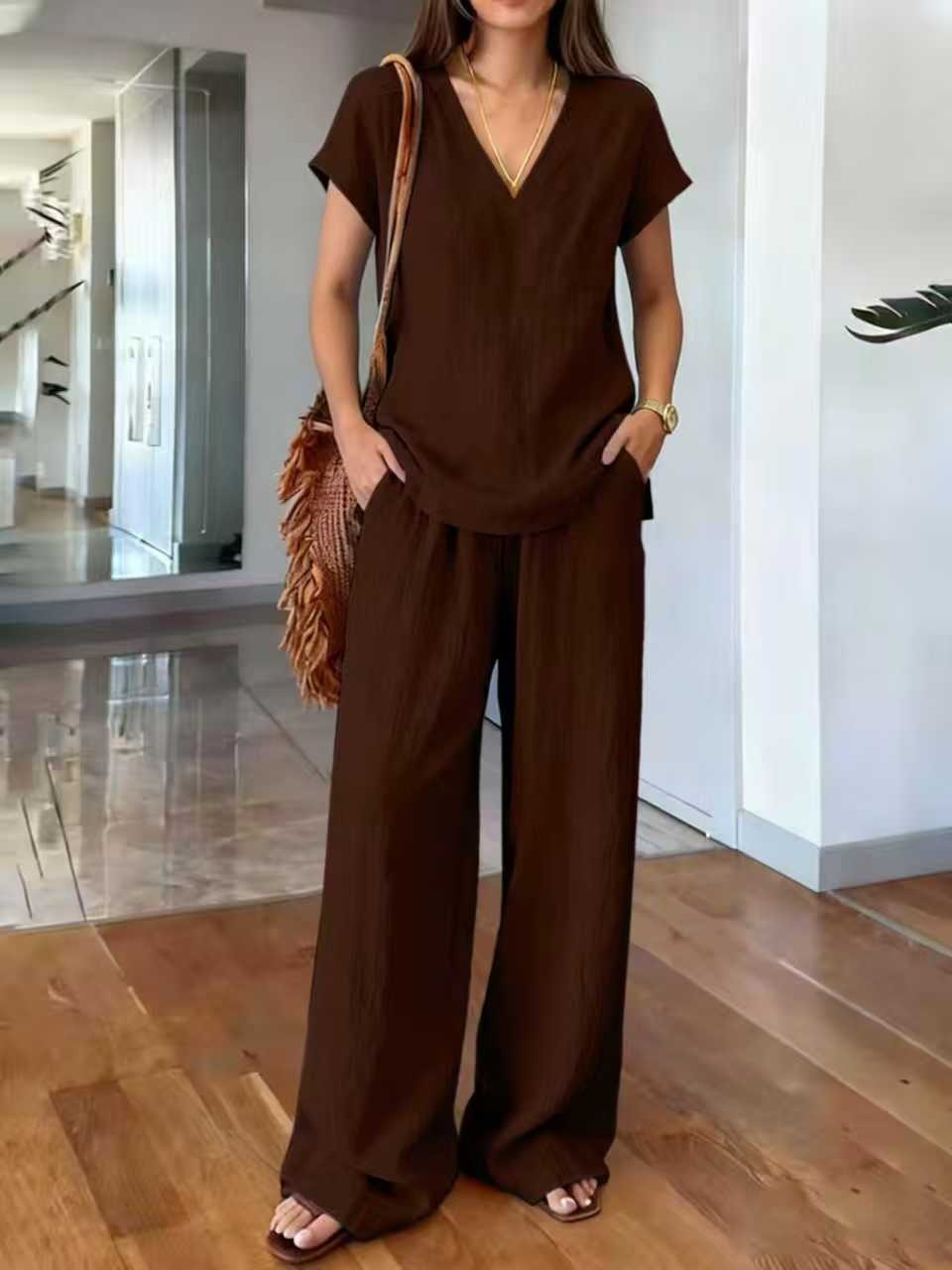 Stijlvolle linnen tweedelige set voor dames met V-hals, perfect voor een relaxte en comfortabele zomerlook.
