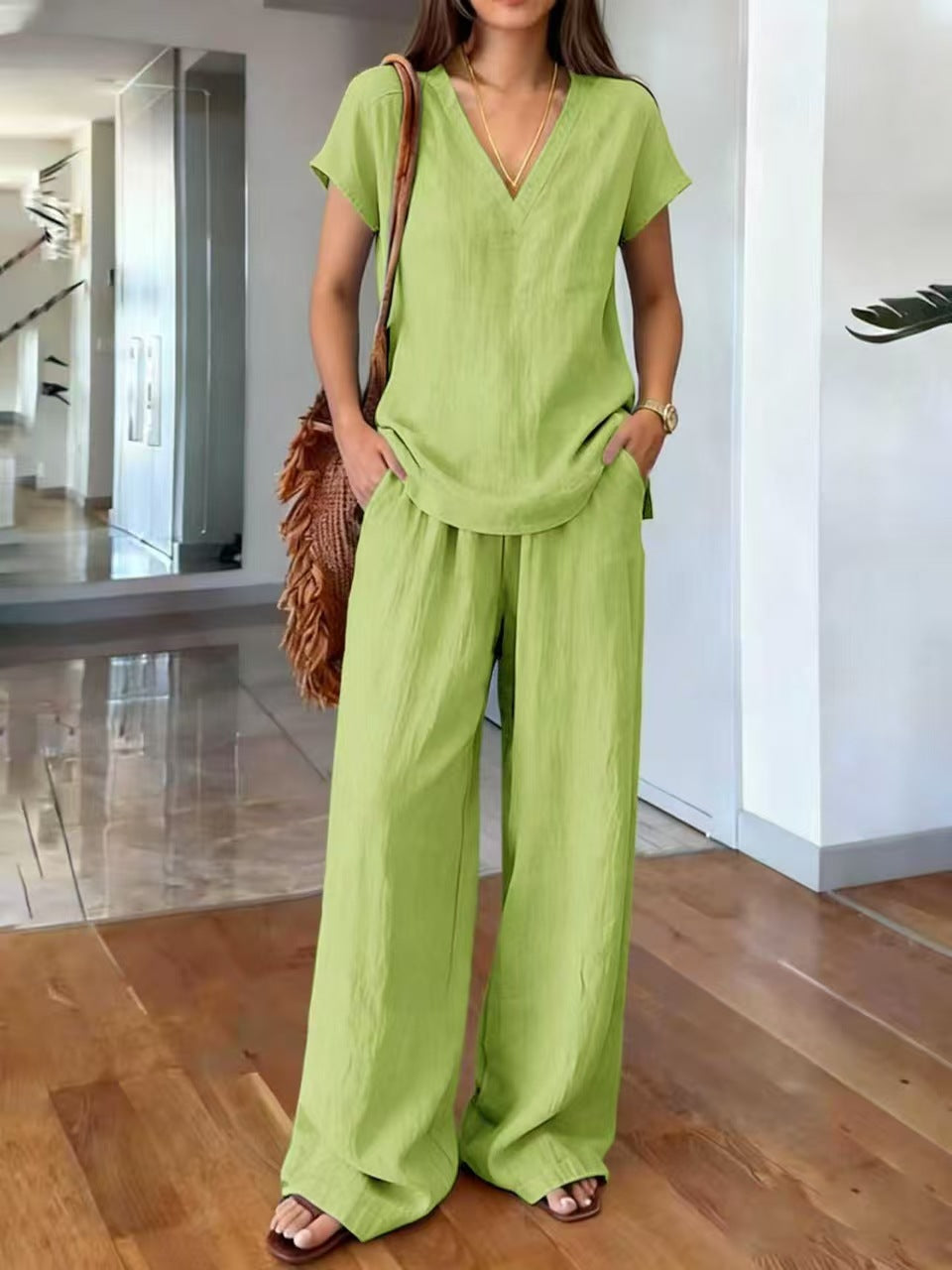 Natuurlijke textuur van de linnen tweedelige dames set met V-hals, geschikt voor elke casual zomergelegenheid.