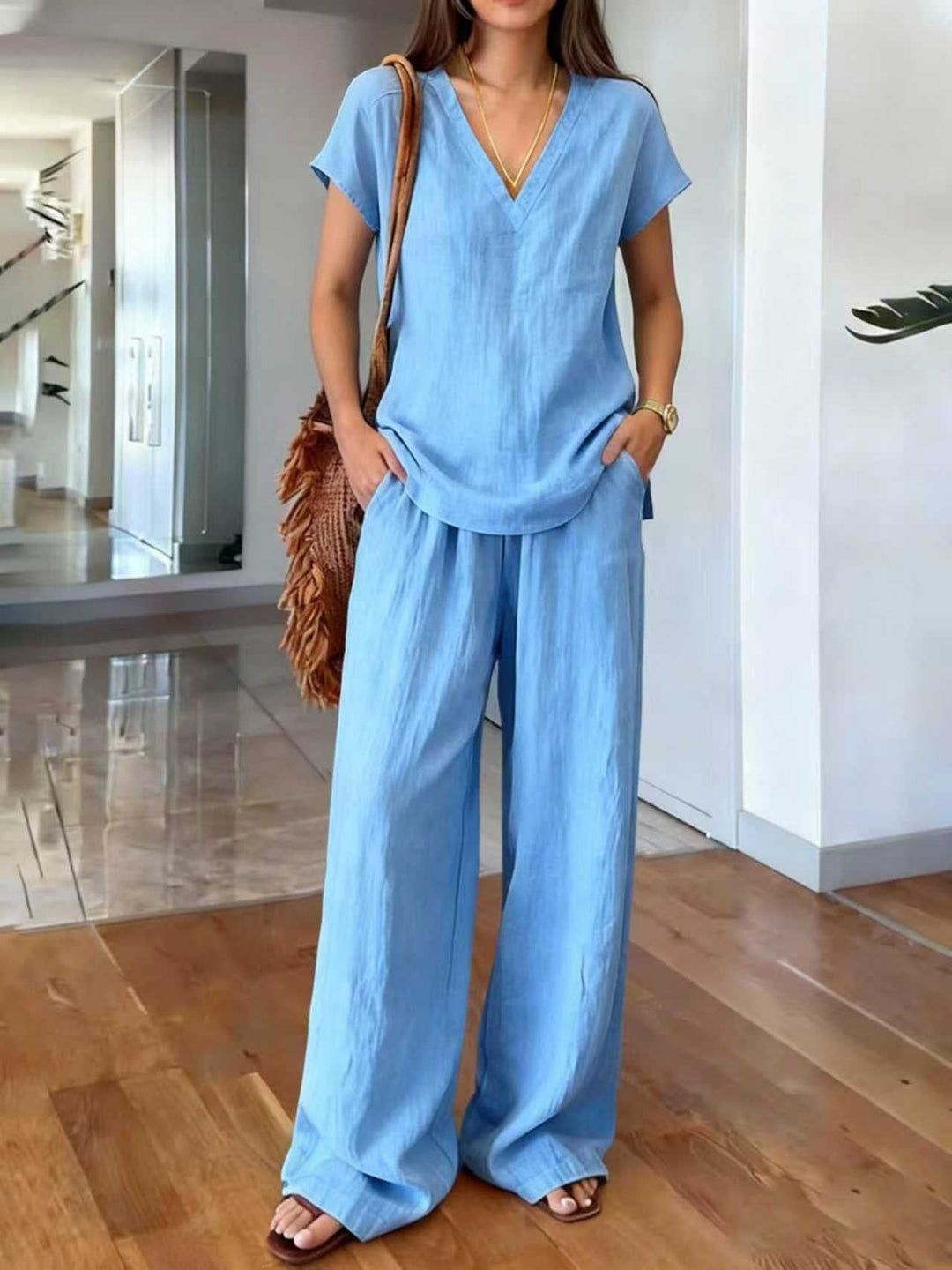 Zomerse linnen tweedelige set voor dames, met comfortabele V-hals top en wijde broek, casual mode.