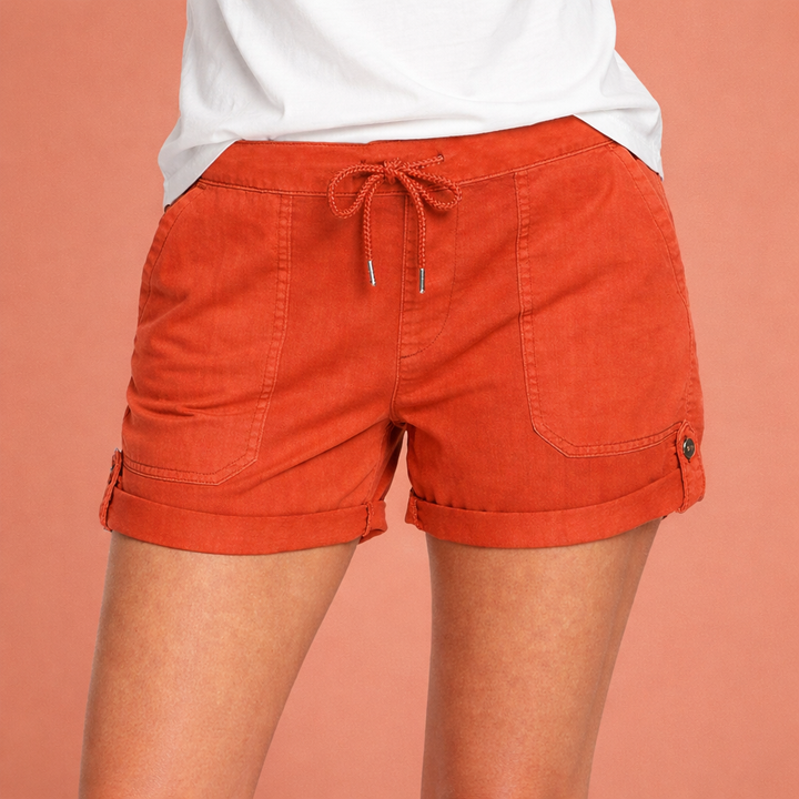 Model draagt dames casual shorts met trekkoord en opgerolde zoom, ideaal voor een modieuze zomer.