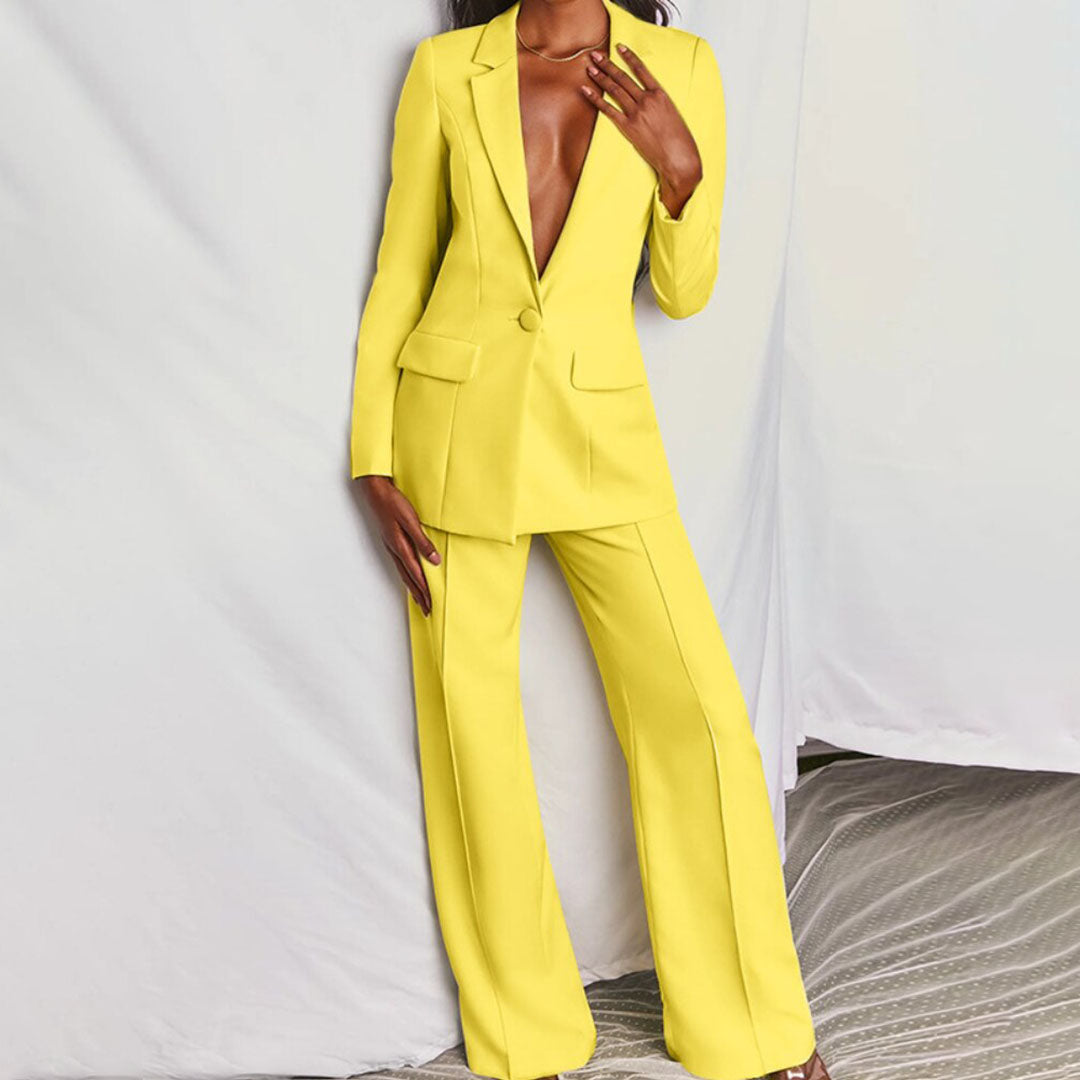 Dames chique tweedelige blazer en broek set. Perfect voor een elegante zakelijke outfit.