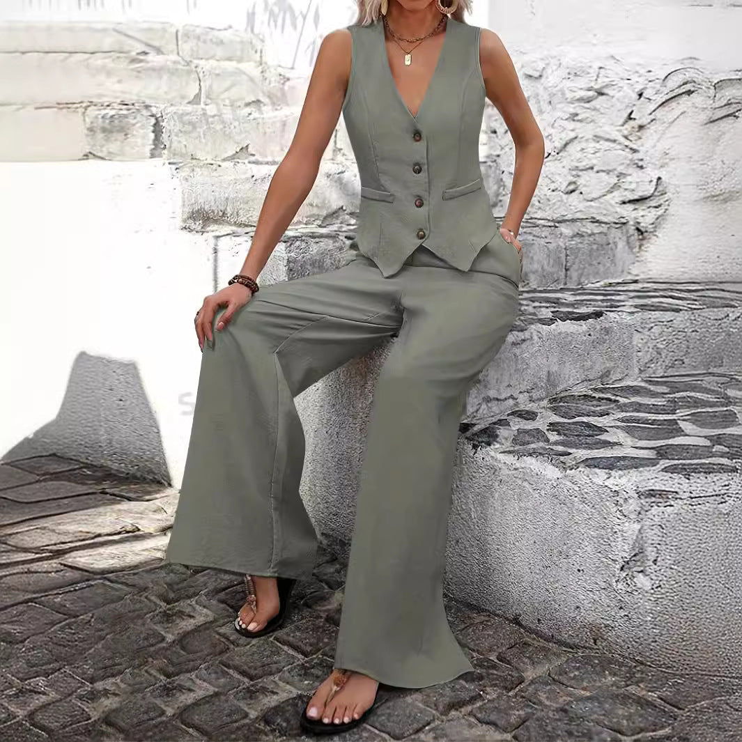 Moderne zomer co-ord set voor dames, bestaande uit een mouwloos gilet en een elegante lange pantalon.