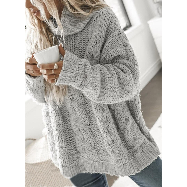 Dames coltrui met elegant kabelbreipatroon, warm en comfortabel voor wintermode. Losvallende gebreide trui met hoge col.
