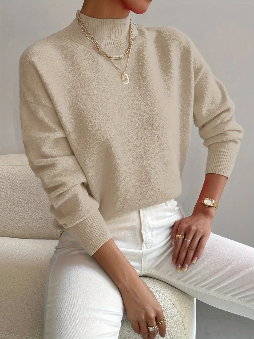 Elegante dames coltrui met hoge hals en soepele pasvorm. Tijdloze stijl voor herfst- en wintermode.